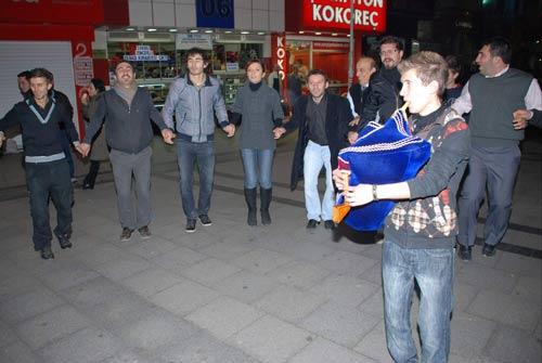 Karşıyaka'da, kafede horon teperek gürültü yaptıkları öne sürülen işletmeci ile üniversiteli bir genç polis tarafından gözaltına alındı. Poyraz Karadeniz Gençlik Derneği Başkanı Selahattin Türüt "polis tabii ki görevlerini yapacak ama kişilerin suçlu muamelesini doğru bulmuyoruz" dedi. Türüt, dernek üyeleri ile birlikte yaşananları protesto için müzik eşliğinde horon tepti. (Arif Çayan/İzmir-İHA)