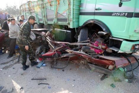 Burdur'un Çeltikçi İlçesi'nde, çarpıştığı kamyonun önünde 15 metre sürüklenen otomobilin ehliyetsiz sürücüsü anne ile yanındaki kızı kazayı hafif sıyrıklarla atlattı.