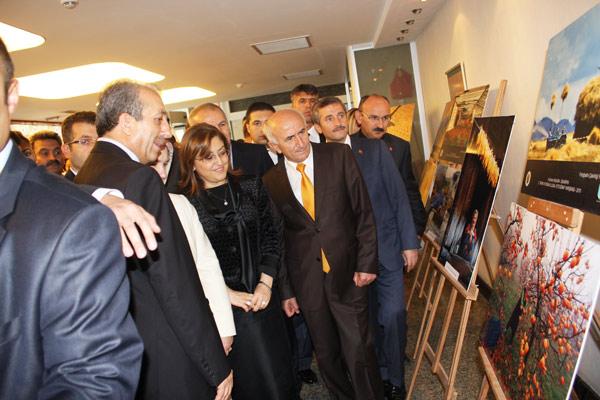 Bakan Eker açılış sonrasında Bakan Şahin’e ve diğer misafirlere hem sergiyi gezdirdi hem de fotoğraflar hakkında bilgi verdi.