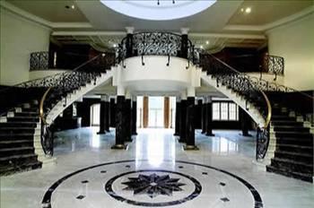 Buckingham Sarayının rakibi olarak nitelendirilen 103 odalı bu evde, onlarca yüzme havuzu, sinema salonu, tenis kortları, 8 limuzinin park edebileceği bir otopark, squash ve bowling salonları bile bulunuyor.