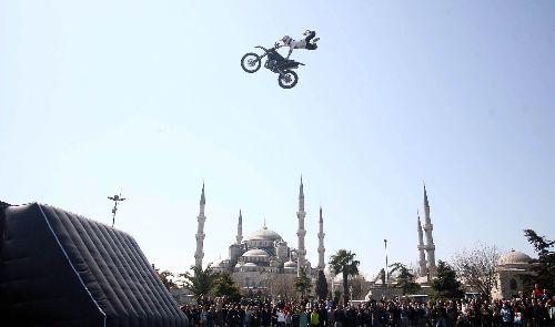 Dünya Motokros Şampiyonası'nın, İstanbul'da yapılacak 3. ayağı öncesi, dünyanın en usta motokrosçuları Sultanahmet'te akrobasi gösterileri yaptı.