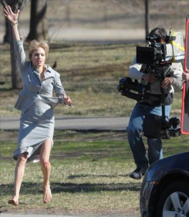 Doğumu nedeniyle çekimlerine yeni başlanan "Tuz", "Salt" adlı filmin setinde görüntülenen Angelina Jolie, neden aksiyon filmlerinin aranan oyuncusu olduğunu bu filminin çekim aşamasındaki perfonmansı ile bir kez daha gözler önüne serdi.