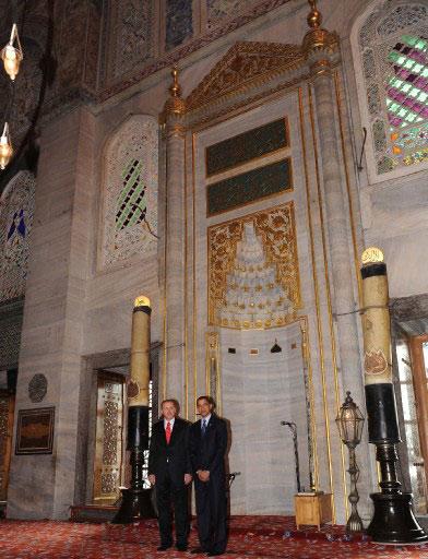 ABD Başkanı Barack Obama, Başbakan Recep Tayyip Erdoğan ile birlikte Ayasofya Müzesi'ni ve Sultan Ahmet Camii'ni gezdi.
