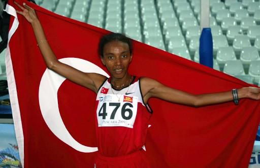 Türk atletizminin altın ismi Elvan kalitesini yine konuşturdu. 16. Akdeniz Oyunları'nda milli atlet Elvan Abeylegesse, 10 bin metrede rahat bir koşuyla altın madalyaya ulaştı.