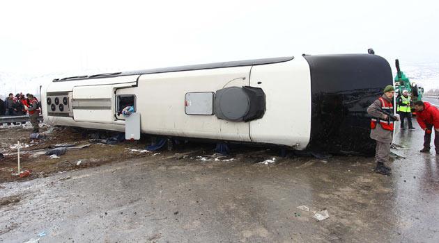 Ankara-İstanbul otoyolunda Çeltikçi mevkiinde bir otobüsün devrilmesi sonucu meydana gelen kazada, ilk belirlemelere göre 5 kişi öldü, 24 kişi yaralandı.