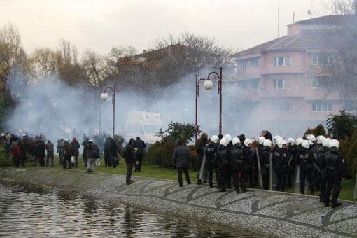 EYLEMLERININ IKINCI GUNUNDE ABDI IPEKCI PARKINDA TOPLANAN TEKEL ISCILERI, AK PARTI GENEL MERKEZI'NE YURUMEK ISTEYINCE, POLISLE ARBEDE YASADI. POLIS, UYARILARA UYMAYAN EYLEMCILERE BIBER GAZI ILE MUDAHALE ETTI. (ANADOLU AJANSI - FERDI TURKTEN)