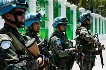 BREZİLYA
Zorunlu askerlik sistemi uygulanmaktadır. Askerlik süresi 12 aydır. Bu süre 18 aya kadar uzatılabilmektedir, ancak hangi durumlarda bunun yapılabileceği belirsizdir. Vicdani retçilik düzenlemesi bulunmaktadır.
Alternatif hizmetin süresi normal askerlik hizmetinde olduğu gibi 12 aydır. Fakat alternatif sivil hizmetler konusunda bir düzenleme olmadığı için vicdani retçilik statüsünden istifade edenler ordu bünyesinde silahsız olarak görev icra etmektedirler.