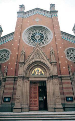 <b>SAINT ANTOINE KİLİSESİ</b>
İstanbul'un en büyük Katolik kilisesi Saint Antoine, İstiklal Caddesi üzerinde bulunuyor. 1725 yılında devlet için çalışan Katolik aileleri için inşa edilen kilise, İtalyan rahipler tarafından yönetiliyor. Kiliseye gelir sağlaması amacıyla yapılan avlusundaki Sainte Antoine apartmanları, İstiklal Caddesi'nin ilk betonarme yapıları arasında yer alıyor. Sainte Antoine, sadece Hıristiyanların değil, Müslümanların da sıkça ziyaret ettiği bir kilise.