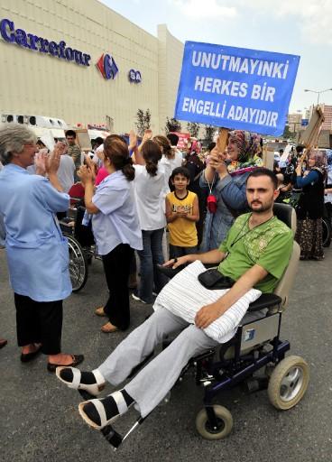 İstanbul Fizik Tedavi Rehabilitasyon Eğitim ve Araştırma Hastanesi'nde bazı engelli dernekleri, hastanenin bir bloğunu tahrip ettiği gerekçesiyle bir alışveriş merkezinin önünde protesto eylemi düzenledi.