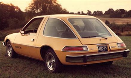 01: AMC Pacer: Otomobilin ön yolcu kapısı sürücü kapısından 9cm daha uzundu ve aracın toplam yüzeyinin yüzde 40 oranında cam olması ciddi sorunlar yaratıyordu.