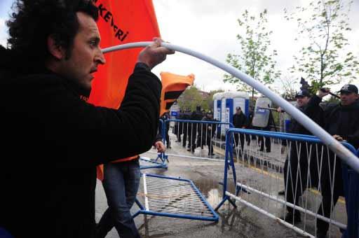 Ankara'daki 1 Mayıs kutlamalarının yapılacağı Sıhhiye Meydanı'na girişlerdeki arama noktasında polis ile göstericiler arasında arbede çıktı. Polis olayları yatıştırmak için havaya ateş açtı.