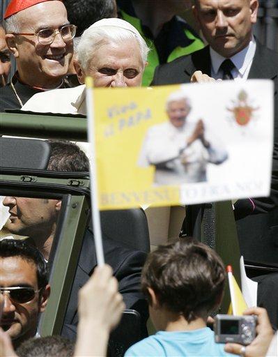 Cuma günü yataktan düşerek sağ el bileğini kırarak tedavi gören Papa, bugün kırık kolu ile ilk kez halkın karşısına çıktı ve geleneksel Pazar ayinini yönetti.