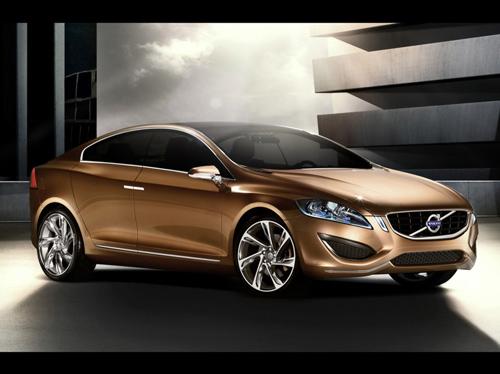 Volvo: Markanın en büyük yeniliği yeni S60 ve V60ın T4 motor seçeneğinin Türkiyeye gelmesi. Şubat ayı itibarıyla 180 beygir güç üreten ileri Powershift otomatik şanzımanla kombine edilmiş 1.6 GTDi motor Türkiyede olacak. Volvonun bir değer yeniliği yine S60 ve V60a uygulanacak olan D2 motor. Ağustostan itibaren gelecek S60 ve V60 D2ye konulan 1.6 turbo dizel motorla ürün gamı tamamlanacak.