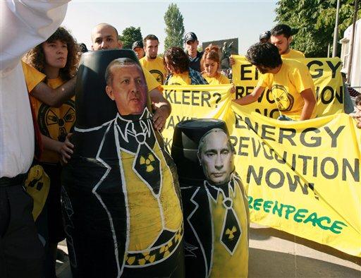 Greenpeace üyesi bir grup, Ankara Milli Müdafa Caddesi'nde nükleer enerji karşıtı protesto gösterisinde bulundu