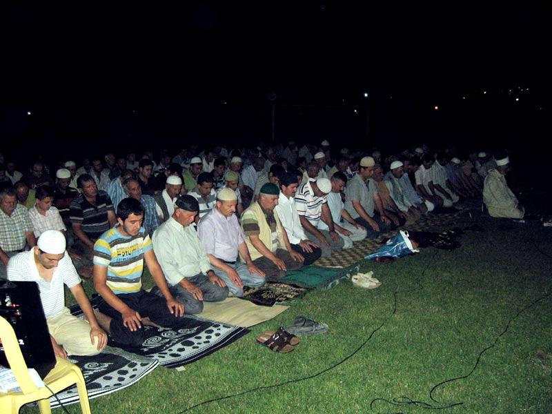 Camilerdeki tadilatlar ve sıcaktan bunalan vatandaşları saha indi ve teravih namazını ilçedeki futbol sahasında kıldı.