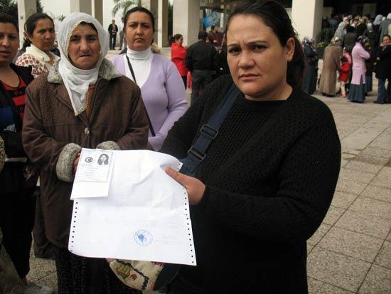 İzmir Büyükşehir Belediyesi'nin 8 Mart Dünya Kadınlar Günü dolayısıyla 200 TL yardım çeki dağıtacağını duyanlar, belediye binası önüne akın etti.