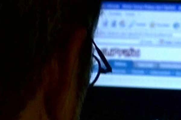 İnternet ortamında sizi rahatsız edenleri, sizi taciz edenleri ailelerinize söyleyin. Ailelerinizle birlikte emniyete veya savcılığa suç duyurusunda bulunun