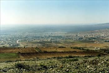 <p>KİLİS Kilis adı Yukarı Mezopotamya da Pellada Cyrrhus denen bir kent ile aynı adı taşıdığı ve Osmanlı kaynaklarında Kilis kalesi olarak geçtiği görülmektedir. Bu sözcüğün okunuşu “Kiris” olup “Kilis” sözcüğüne fonetiği bakımından büyük benzerlik göstermektedir. Grant Dictionier’de Cyrrhus’u “Kiris” anlamı da “Efendi” olarak yazmaktadır. Büyük olasılıkla 8. yy. da bölgeye gelen Türkmenler tarafından Kiris, Kilis diye söylenmiş ve bugünkü yeri Kilis olarak isimlendirilmiştir.</p>