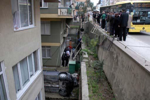 Bursa'da 10 metre yükseklikten apartmanların arasına düşen otomobilin kadın sürücüsü, kazadan şans eseri hafif yaralı kurtuldu.