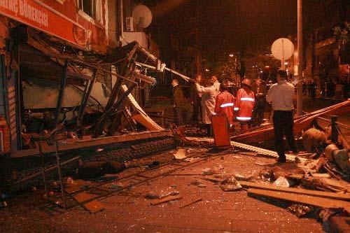 Zonguldak'ta en işlek caddelerden birinde şiddetli patlama meydana geldi. Patlamada ölen ya da yaralanan olmadı. Birçok işyerinde maddi hasara neden olan ve bir lokantada meydana geldiği belirtilen patlamanın kesin sebebi araştırılıyor.(CİHAN/A.Karabacak)