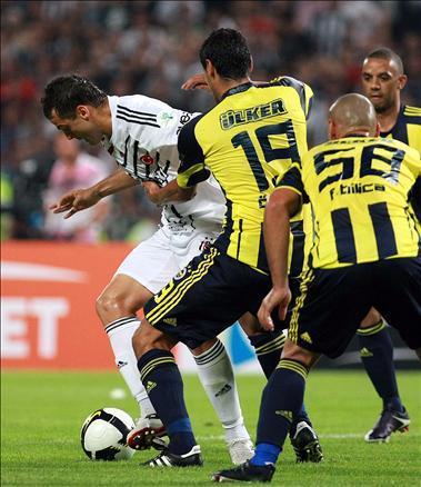 Futbol Federasyonu tarafından bu yıl 4. kez düzenlenen TFF Süper Kupa'yı, Beşiktaş'ı 2-0 yenen Fenerbahçe kazandı. Goller Alex'den geldi...