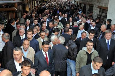 BAYRAM NAMAZI, BASTA BOSNA HERSEK OLMAK UZERE, SIRBISTAN, HIRVATISTAN VE KARADAG'DAKI CAMILERDE YOGUN KATILIMLA KILINDI. BOSNA HERSEK'IN BASKENTI SARAYBOSNA'DAKI TARIHI GAZI HUSREVBEY CAMII'NIN AVLUSUNDA DA YER BULAMAYAN CEMAAT NAMAZINI TARIHI BASCARSI'DA SAF TUTARAK, BIRBIRLERININ SIRTINA SECDE EDEREK KILDI.
