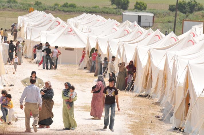 Kızılay'ın Türkiye sınırındaki Yayladağı köyünde kurduğ geçici çadır kampın yanı sıra Altınözü'ne yeni bir kamp kurma hazırlıkları yapılıyor.