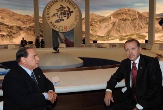 G-8 toplantısı, liderlerin aile fotoğrafı çektirmelerinin ardından İtalya Başbakanı Berlusconi'nin düzenlediği bir basın toplantısıyla sona erdi. Zirveye liderlerin çapkın bakışları damga vurdu.