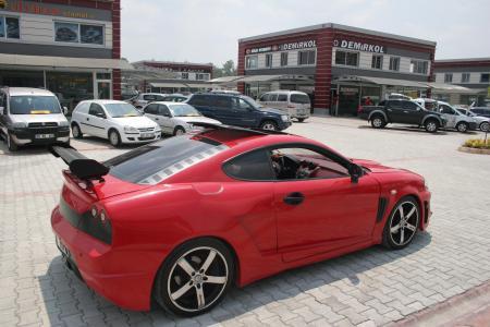 Adana'da da bir otomobil tutkunu, modifiyede sınırın olmadığını gözler önüne serdi. 30 bin liraya aldığı LPG'li otomobilini, hayallerindeki Ferrari'ye benzetmek için her şeyi yaptı.