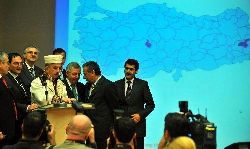 2009 yılı nda Hac görevini yerine getirecek vatandaşların kura çekimi Diyanet İşleri Başkanlığında yapıdı.Diyanet İşleri Başkanı Ali Bardakoğlu'nun da katıldığı kura çekim töreninde vatandaşlar bilgisayardan duvara aktarılan isimleri dikkatlice takip etti