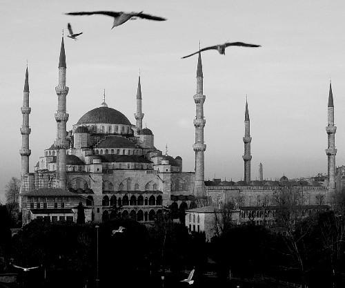 Hazreti İbrahim'in ateşe atılma hikayesinin de ele alındığı yazıda, ateşin ortasına açılan su kuyusundan yükselen buharla ateşin sönmesi ve Hazreti İbrahim'in kurtuluşu bilimsel olarak anlatıldı.