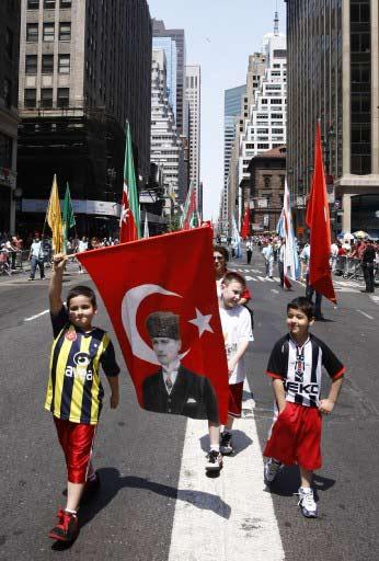 New York'ta 28'inci geleneksel Türk Günü Yürüyüşü ve Festivali büyük bir coşkuyla yapıldı. Törenlere F.Bahçe, G.Saray, Beşiktaş, Trabzon ve Karşıyaka taraftarları damga vurdu.