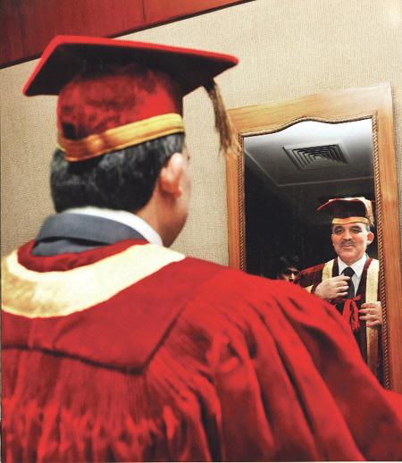 <p><span style="color: #ff0000;"><strong>Doktoraya hazırlanırken...</strong></span><br /> Kendisi de ekonomi doktoralı bir akademisyen olan ve &ldquo;Her g&ouml;r&uuml;şe  katılmak gerekmez, g&ouml;r&uuml;şlerin iyi niyetle ifadesi &ouml;nemlidir&rdquo; diyen  Cumhurbaşkanı G&uuml;l, <span class="tag">Hindistan</span>&rsquo;ın en b&uuml;y&uuml;k <a name="aspx1" target="_blank">&ouml;zel</a> eğitim kuruluşu olan Amity &Uuml;niversitesi&rsquo;nde fahri doktora t&ouml;renine hazırlanırken...</p>