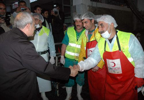 Vanlı depremzedelere bağışladığı kurbanlığını deprem b&ouml;lgesinde kestiren CHP Genel Başkanı Kemal Kılı&ccedil;daroğlu ve eşi Selvi Kılı&ccedil;daroğlu, ka&ccedil;an kurbanlıklar nedeniyle tehlike atlattı.