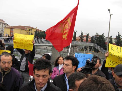 Metrobüs ücretlerine yapılan ve bugünden itibaren geçerli olan yüzde 33'lük zam, bir grup tarafından protesto edildi. Avcılar Metrobüs durağında açıklama yapan eylemciler, fahiş zammın derhal geri çekilmesini istedi.