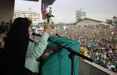 İranlılar 10. cumhurbaşkanlığı için sandık başına gitmeye hazırlanıyor. Yaşanan çekişmeler İran siyasetini, toplumunu tanımayanlarca rejimin çöktüğüne bile yorulabilir ancak İran'ı tanıyanlar bunun yanılgı olacağını belirtiyor