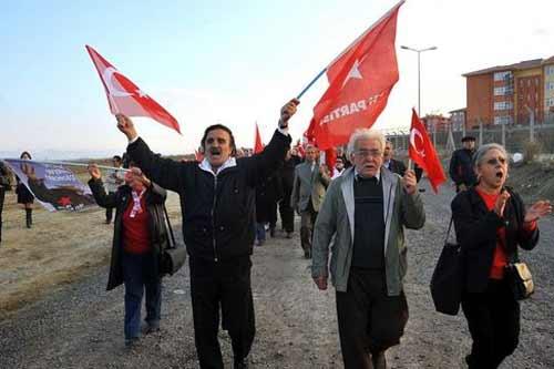 "Ergenekon" davasının görüldüğü Silivri Ceza Ve İnfaz Kurumları Yerleşkesi'ne ulusalcılar tam anlamıyla çıkarma yaptı.