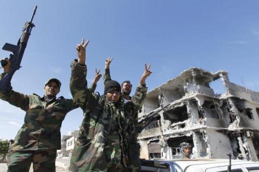Kaddafi'nin güce yükseliş öyküsü-21.02.2011
Memleketinde öldü
Muammer Kaddafi, memleketi Sirte'nin Ulusal Geçiş Konseyi birliklerinin eline geçtiği 20 Ekim 2011 tarihinde aldığı yaralar sonucu hayatını kaybetti.