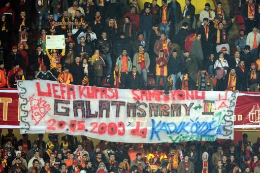 G.Saray-Hambur maçında Ali Sami Yen tartihi günlerinden birini daha yaşarken protokol tribününde ağı isimler vardı.