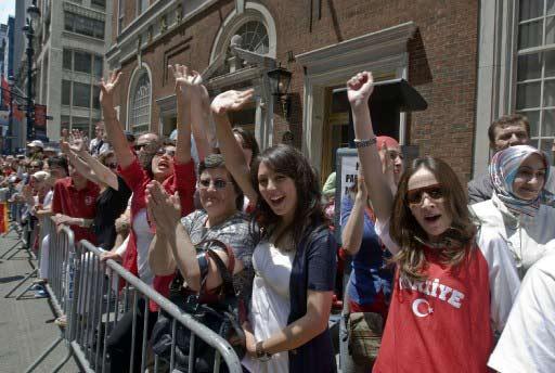New York'ta 28'inci geleneksel Türk Günü Yürüyüşü ve Festivali büyük bir coşkuyla yapıldı. Törenlere F.Bahçe, G.Saray, Beşiktaş, Trabzon ve Karşıyaka taraftarları damga vurdu.
