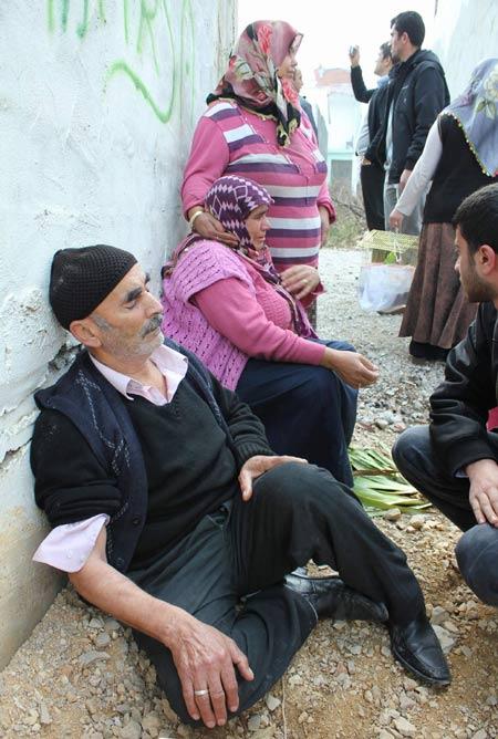 Güvenlik güçleri, gerginlik yaşanmaması için bina sahiplerini uzaklaştırdı.