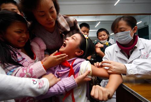 Sichuanın bir şehri olan Suiningde bulunan bir hastanede, 11 Kasım 2009 tarihinde H1N1 aşısı olan bir öğrencinin oldukça acı çekiyor gibi görünüyor. (REUTERS/Stringer)