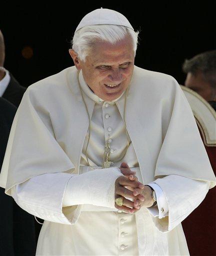 Cuma günü yataktan düşerek sağ el bileğini kırarak tedavi gören Papa, bugün kırık kolu ile ilk kez halkın karşısına çıktı ve geleneksel Pazar ayinini yönetti.