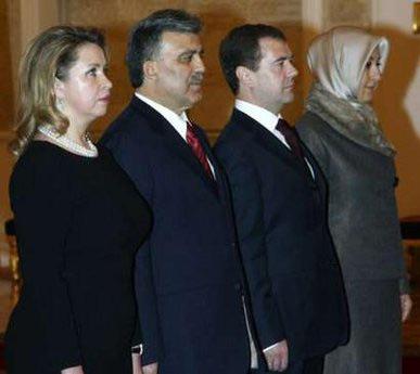 Cumhurbaşkanı Abdullah Gül, 4 günlük devlet ziyareti için geldiği Moskova'da Rusya Devlet Başkanı Dimitriy Medvedev ile bir araya geldi.