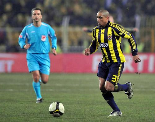 Fenerbahçe Bursaspor'u 1-0 yenerek avantaj kazandı