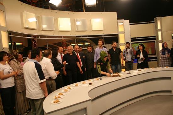 2 Haziran 2008'de yayın hayatına başlayan ÜLKE TV bugün 1 yaşını doldurdu. Kanalın haber merkezinde pasta kesilerek kutlama düzenlendi.
