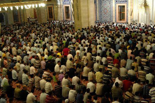 İslam âlemi, on bir ayın sultanı Ramazan'ı müjdeleyen Berat Kandili'ni idrak etti. Af ve mağfiret kapılarının sonuna kadar açıldığı gecede günahlardan arınmak isteyen binlerce inanan camilere koştu.