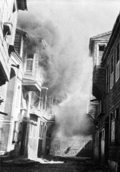 Fransız ve İngiliz gemileri tarafından bombalanan Çanakkale yerleşimleri.