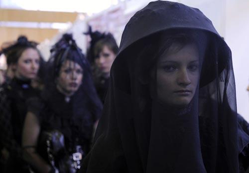 Rusya'nın başkenti Moskova'da ilginç bir sergi gerçekleştiriliyor. 'Geçen Yüzyılın Yas Modası' adlı sergide, cenaze defin işlemleri, tabutlar, cenaze törenleri için moda kıyafetler ve ilginç enstrümanlar yer alıyor.