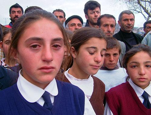Ardahan'ın Hanak ilçesine bağlı Sazlıçayır köyünde öğrenciler yaklaşık 45 gündür okula gidemiyor. Taşımalı sistemle eğitim gören öğrenciler Vali Mustafa Tekmen'den yardım bekliyor.